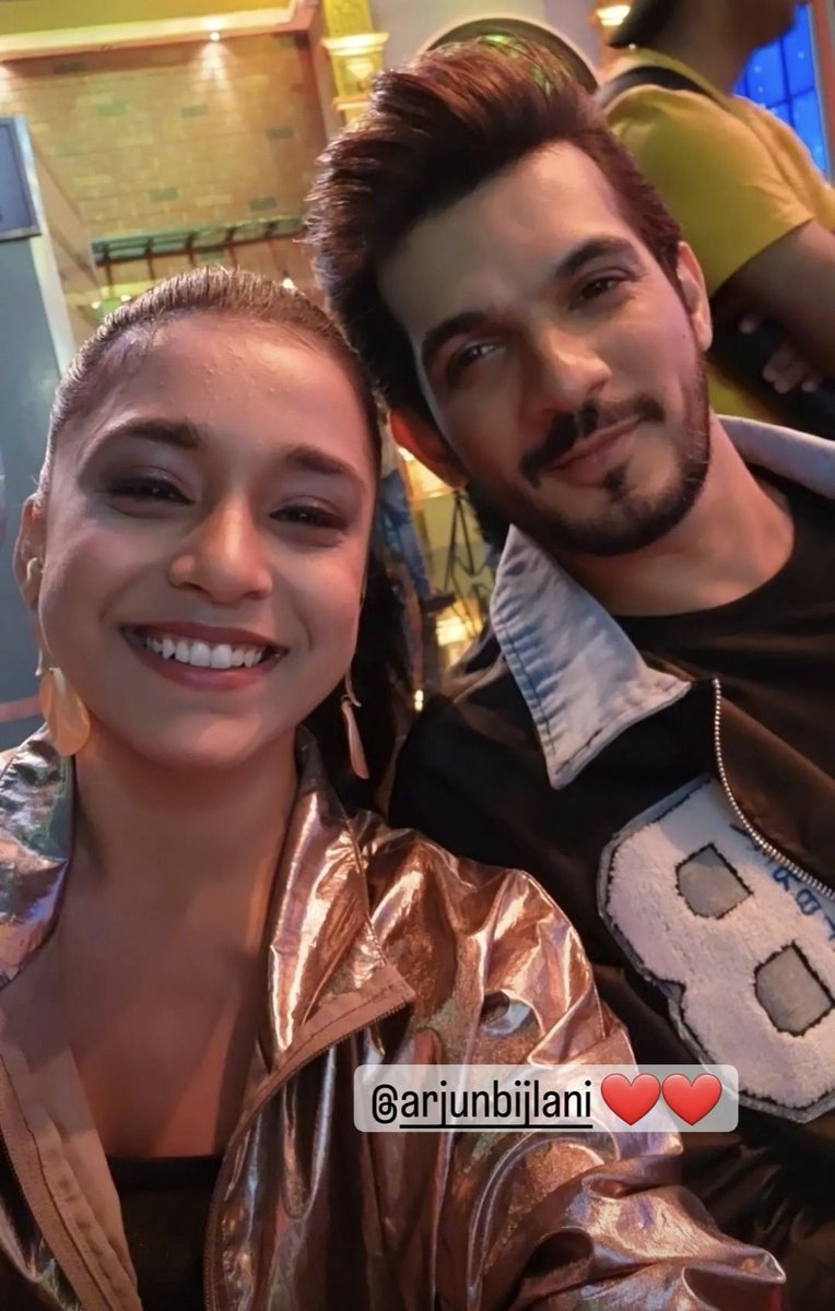 TeamBBCritics's tweet photo. Beautiful #SumbulTouqeerKhan with #ShivThakare and #ArjunBijlani ❤️

#ShivSum #BiggBoss https://t.co/Hkcm1fhsNX