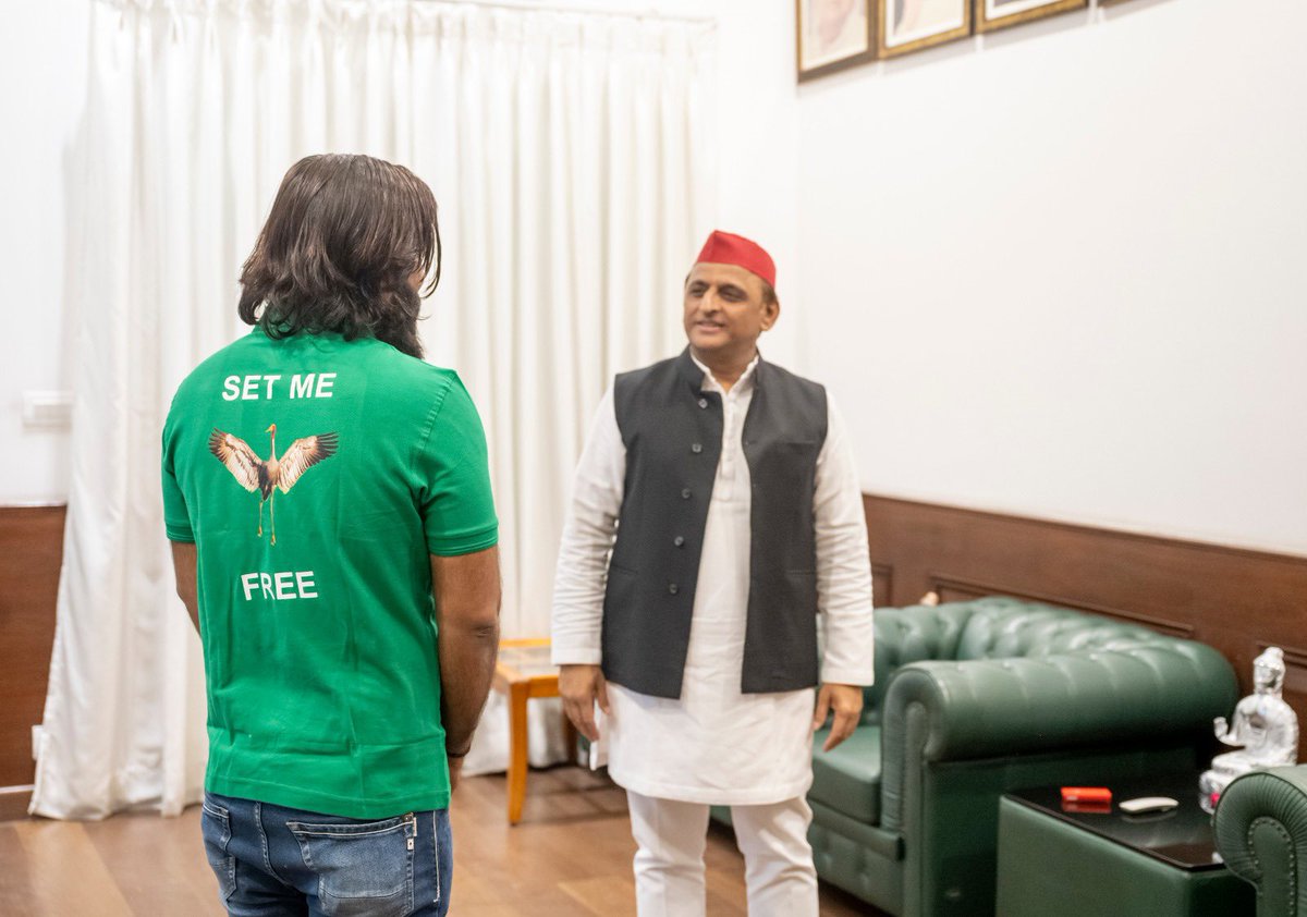 yadavakhilesh's tweet photo. हुक्मरानों से है, परिंदों का बस यही कहना
आज़ाद कर दो, हमको पिंजरों में नहीं रहना https://t.co/N37myZSFTU