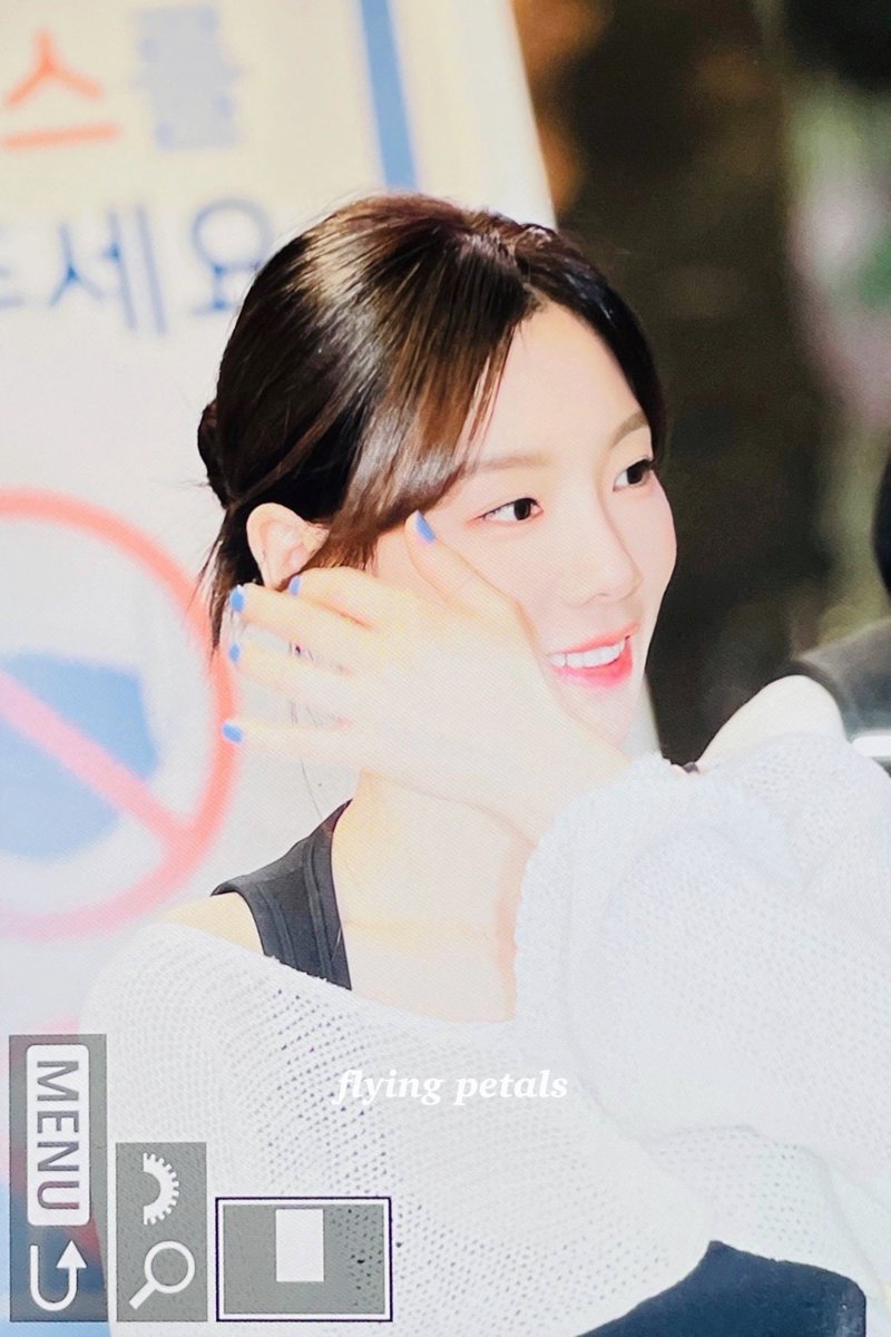 flying_petals's tweet photo. 230410 🤍🖤
#태연 #taeyeon https://t.co/Iblgx3Krxt
