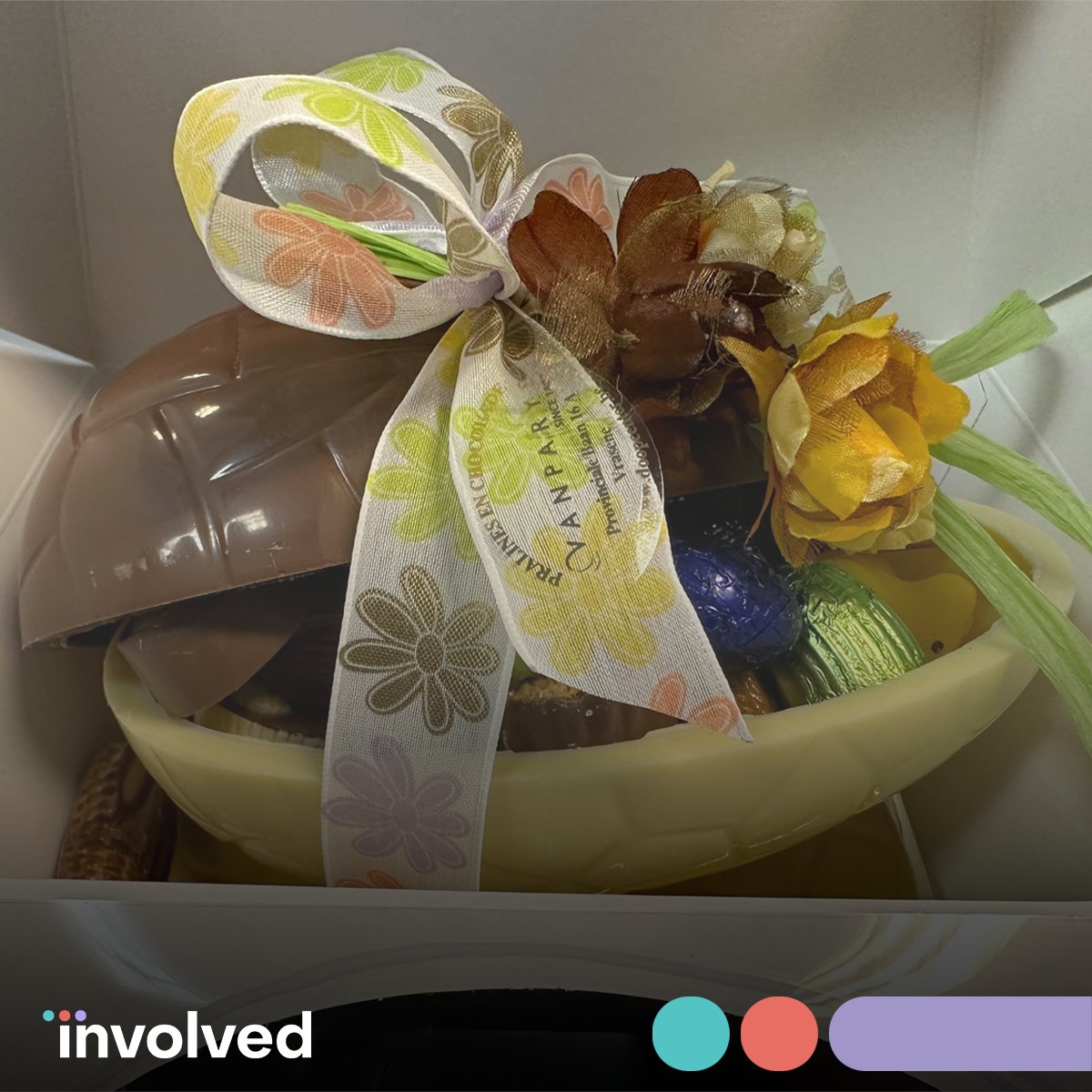 De paashaas is langs geweest bij Involved. Iedere collega heeft een mooi paaspakket in ontvangst mogen nemen vol met lekkere zoetigheden. Wil jij volgend jaar ook een pakket vol lekkers ontvangen? Kijk dan zeker in de comments 🔽