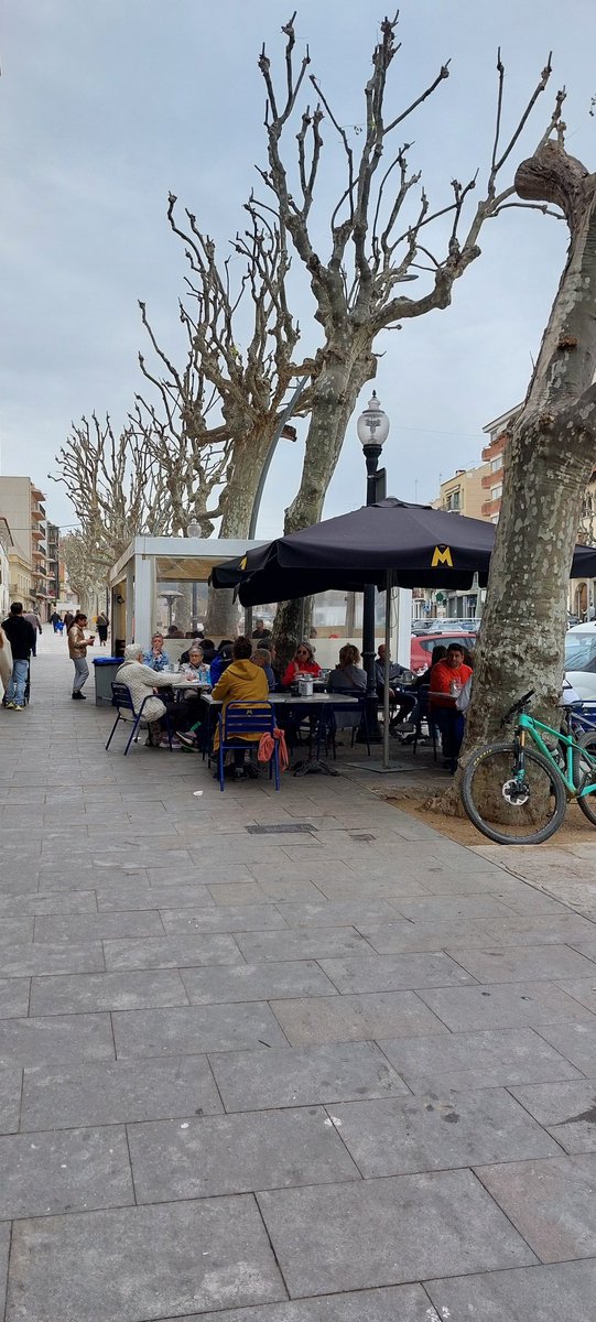 evacastells's tweet photo. No deixa de sorprendre la mala gestión urbanística que fa @AjArenys de l'espai. Terrasses enormes que ocupen més de mitja vorera, sobre pasen la façana propia del local i a més ara, amb taules fora de la carpa... alguna proposta que aposti per guanyar espai per les persones?! https://t.co/XRwcRxGkGB
