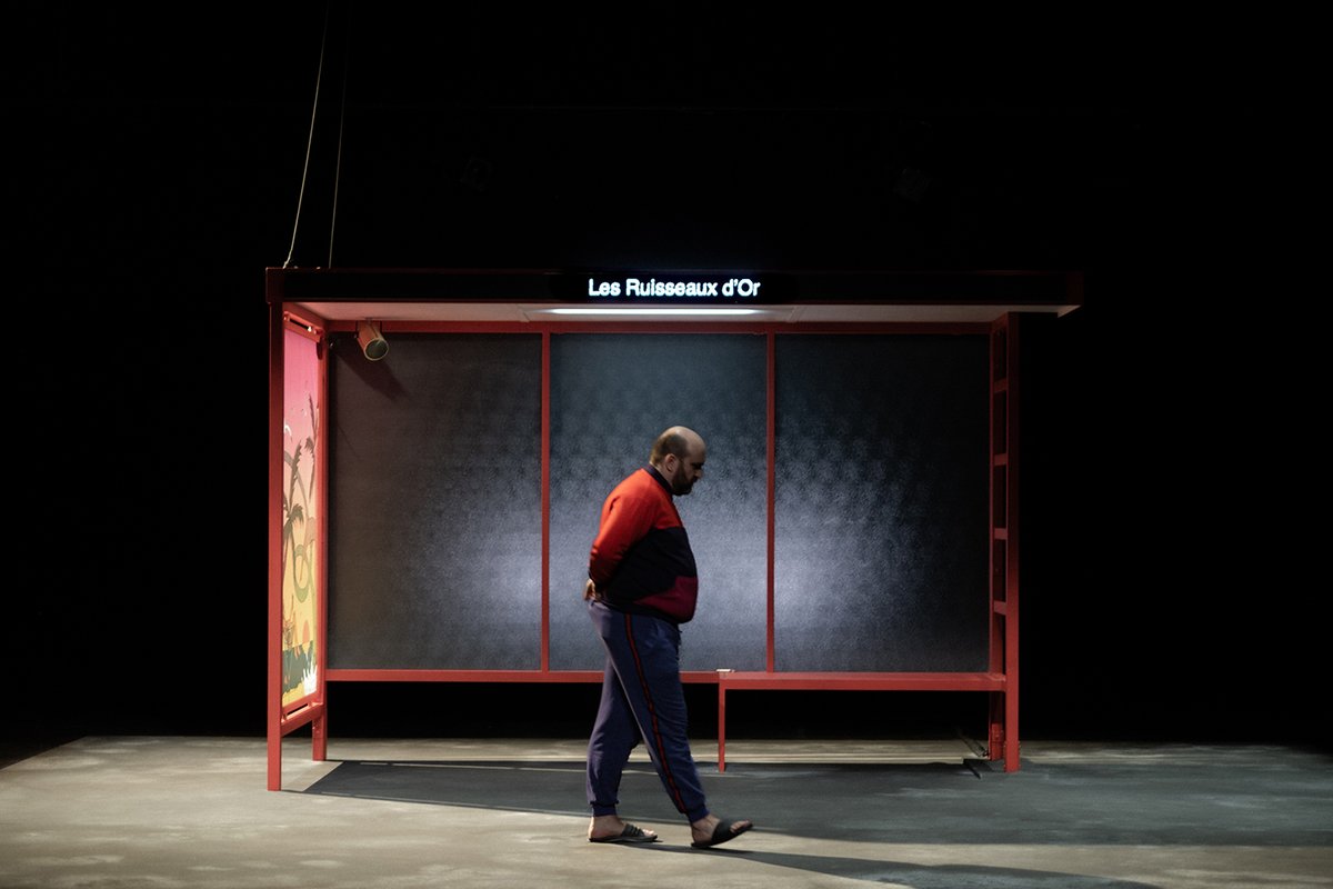 ~ PÂQUES AU TCI ? ~  ☀️
✍️ Valérian Guillaume adapte son 1er roman Nul si découvert et confie l'interprétation à Olivier Martin-Salvan. 👉 C’est un drôle de type qui passe ses journées au centre commercial...
📆 Nul si découvert / Jusqu'au 18 AVR.
© Fanchon Bilbille