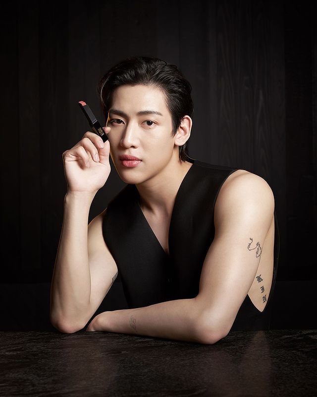 __________MB_'s tweet photo. ท่าคีบลิปแบบปัง แบบสับ แอมบาสเดอร์หล่อ บอกต่อด้วยครับ💄🖤🐍
YSL Beauty Thailand Ambassador
#YSLBeautyTHxBamBam
#YSLBeaut #BamBam #뱀뱀 @BamBam1A @BAMBAMxABYSS https://t.co/hAqN5Rvfi6