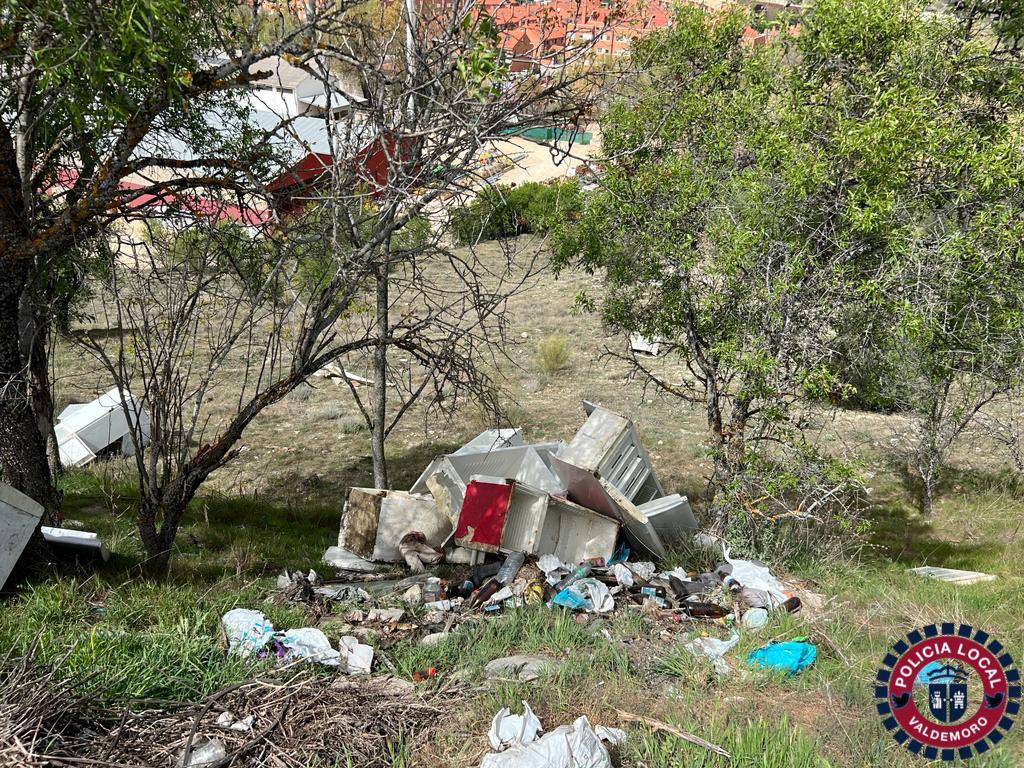 policiavaldmoro's tweet photo. 📆 #DomingoTarde

☎️ Tras llamadas de varios testigos, identificamos al autor de unos vertidos (escombros, electrodomésticos, muebles…) en las inmediaciones del #TanatorioMunicipal

✍️ Formulamos 2 denuncias a la Ordenanza Municipal y confeccionamos informe. https://t.co/Zn6shtzVIm