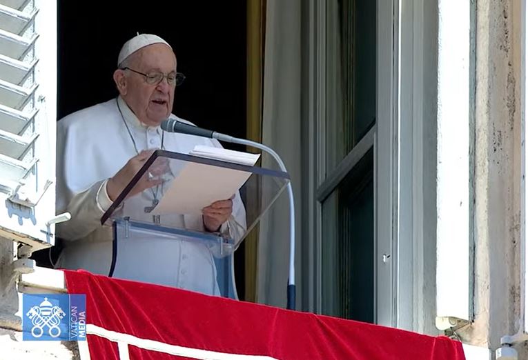 #PopeFrancis: "An entire city had seen Jesus on the cross, but the women still go to the city to announce that he is alive. When one encounters Jesus, no obstacle can prevent us from proclaiming him."