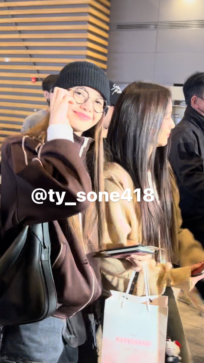 ty_sone418's tweet photo. 230410 ICN 
 #BLACKPINK #블랙핑크 #LISA #리사 https://t.co/Ciw1IpTFOS