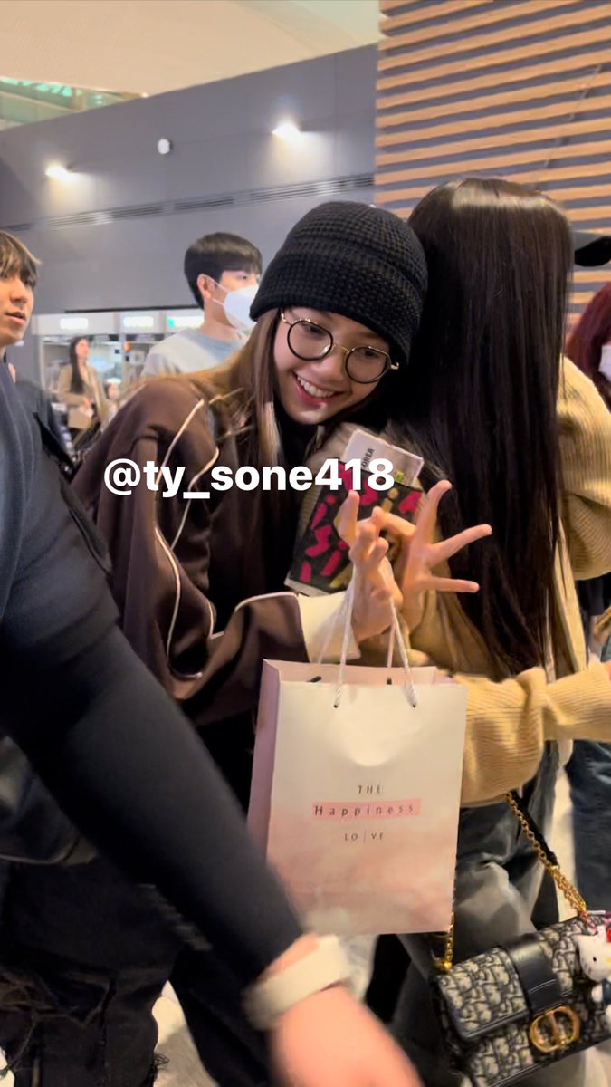 ty_sone418's tweet photo. 230410 ICN 
 #BLACKPINK #블랙핑크 #LISA #리사 https://t.co/Ciw1IpTFOS