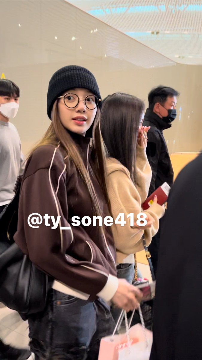 ty_sone418's tweet photo. 230410 ICN 
 #BLACKPINK #블랙핑크 #LISA #리사 https://t.co/Ciw1IpTFOS