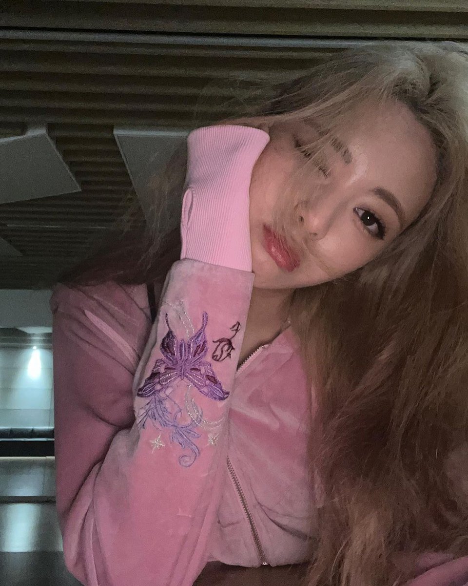 saranghxeee's tweet photo. hey barbie https://t.co/JJxWRHiJsM