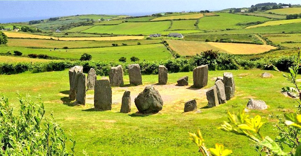 4/ Economic benefits: Preserving ancient stones can have economic benefits. Many people are interested in visiting ancient sites, this can bring revenue to local communities through tourism. Environmentally sustainable tourism can be used to support local economies. #ProtectEire