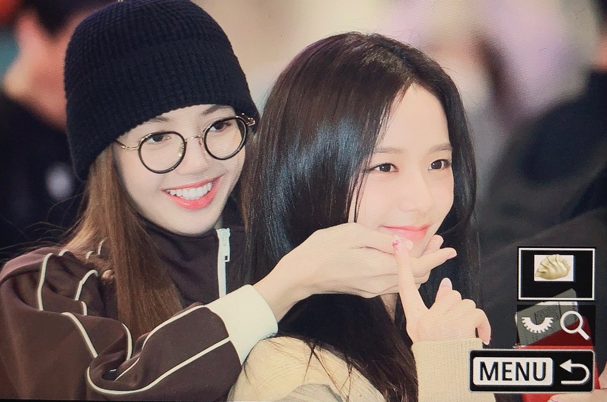 bpkkkjn's tweet photo. 아 짱기여워ㅜㅜㅜ 230410 #블랙핑크 #지수 #리사 #BLACKPINK #JISOO #LISA https://t.co/E49VTA8LNn