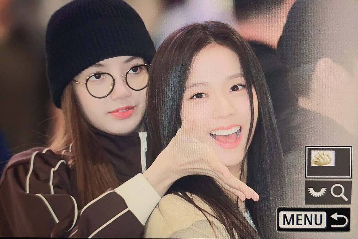 bpkkkjn's tweet photo. 아 짱기여워ㅜㅜㅜ 230410 #블랙핑크 #지수 #리사 #BLACKPINK #JISOO #LISA https://t.co/E49VTA8LNn