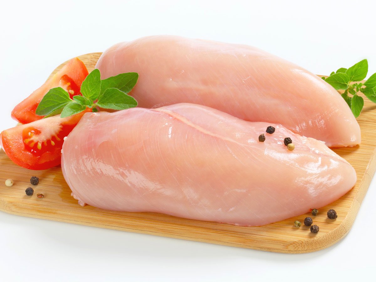 DrPaoloMezzana's tweet image. Quando cuciniamo il #petto di #pollo, spesso compiamo un #errore che ci espone a un rischio elevato per la #salute. Questa pratica scorretta consiste nell'utilizzare lo stesso tagliere e utensili per il pollo crudo e per quello cotto, con il rischio di #contaminazione incrociata.