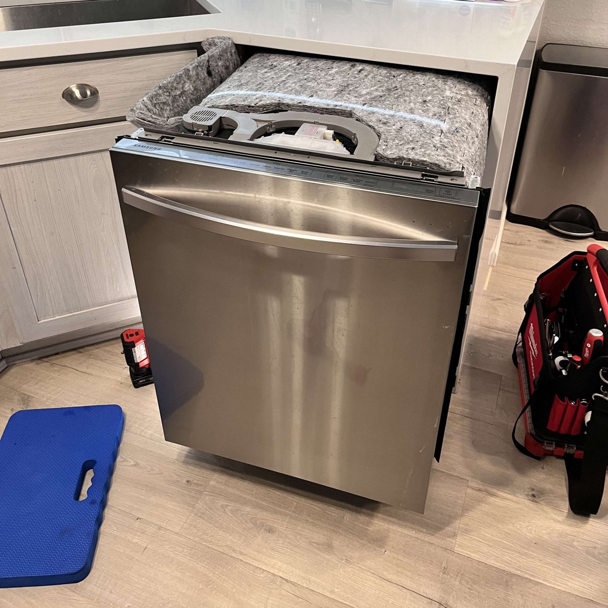 DAppliancePros's tweet photo. A malfunctioning dishwasher can also affect your family's health and safety. If you notice any electrical issues, smoking or strange smells coming from your dishwasher, turn off the power immediately and call Denver Appliance Pros for assistance. https://t.co/PktMJegKHJ