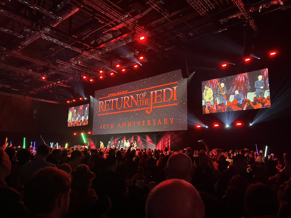 Chiktaba23's tweet photo. Un panel de qualité à la #yesSWCE23, malgré un Billy Dee Williams… disons….à l’Ouest 🤔 https://t.co/xmCrB5xOUi