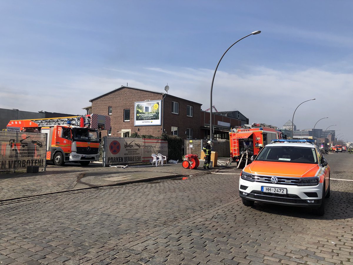 FeuerwehrHH's tweet photo. 🔴 AKTUELL - #Hamburg #Rothenburgsort
Wir sind nach wie vor mit gut 50 Kräften der #Berufsfeuerwehr und @FF_Hamburg zusammen mit dem @THWLeitung im #EinsatzfuerHamburg #FEU6 https://t.co/jRhlziUbXO