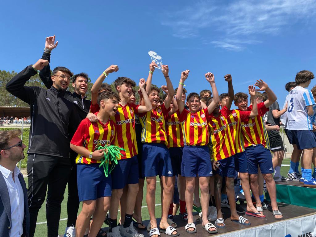 aminerammou's tweet photo. 🤩 Experiència top al torneig @MareNostrumCup 
🥈Subcampions de la categoria U-15
🍍Comunió amb families i altres equips del club = IDENTITAT

🏆Les lligues son genials però les experiències que t’emportes amb els torneijos son indescriptibles! 

@AECManlleu ❤️💛 https://t.co/8Dljt7Tely