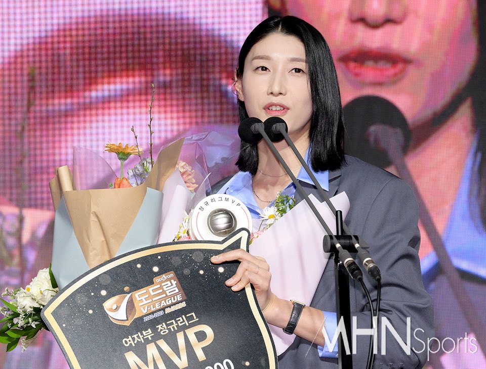 꽃이 너무 많아서 바닥에 둔 우리 연남이는 이제 아무리 많아도 꽃에 트로피까지 가득 들고  수상소감하는 언니가 됨ㅠㅡㅠ