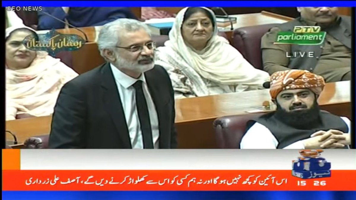 یہ تاریخی لمحات ہیں جب ایک سینئر جج پارلیمنٹ کے سامنے ہیں اور ایک علامت بھی ، اُن کا آنا پارلیمانی بالادستی کے لئے اہم نہیں اہم ترین ہیں ۔۔۔۔#QaziFaezIsa