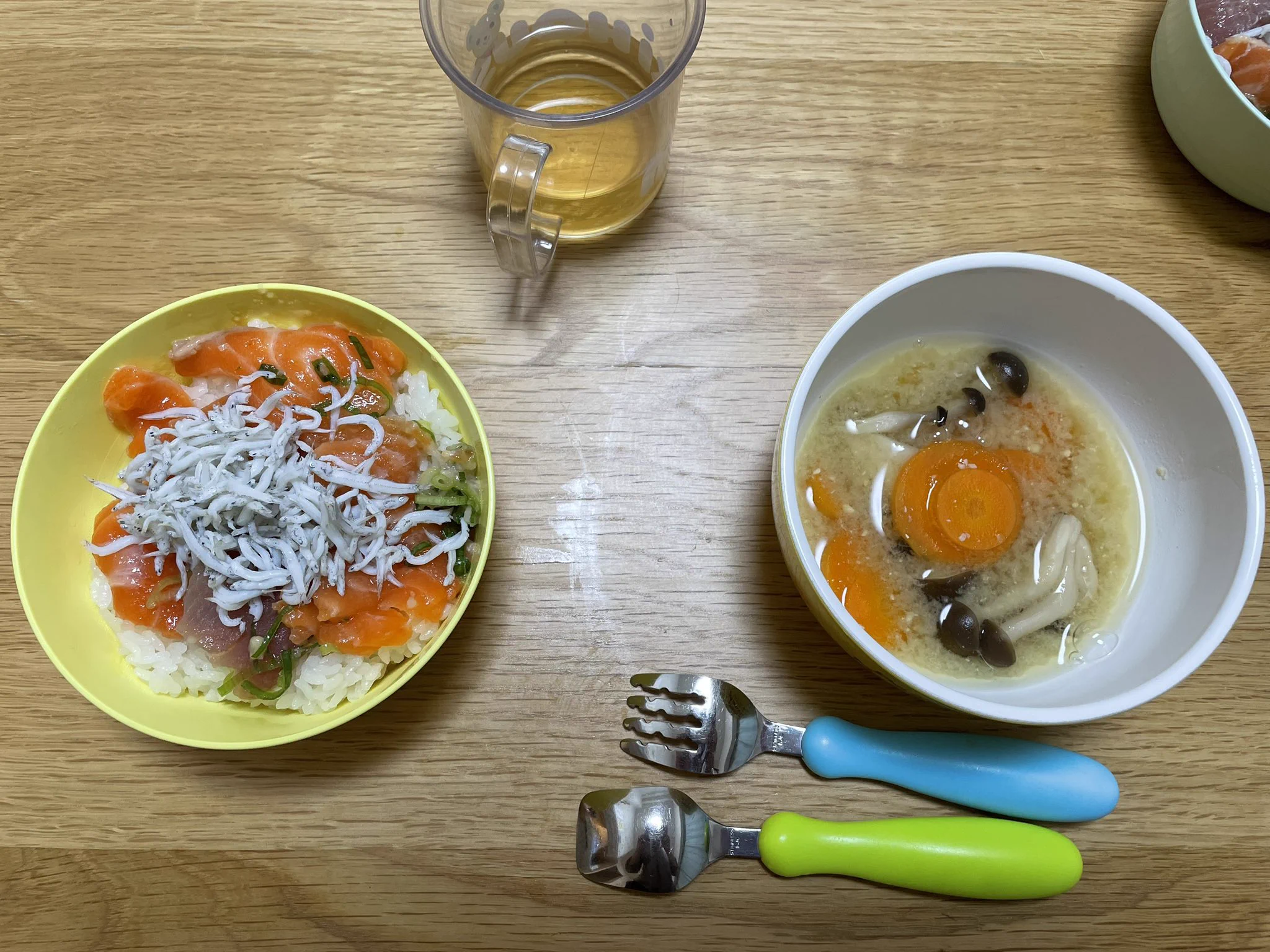 美味しかった…🥹
卵を黄身と白身に分ける気にはなれなかったから代わりにしらすをかけたら0.5%のやる気だけでできた✌️
想像を超える味でかなり満足度高い✨
醤油で漬けるより断然こっちの方が好き😆
刺身がもっと安く買えたら週1でやりたいぐらい！  