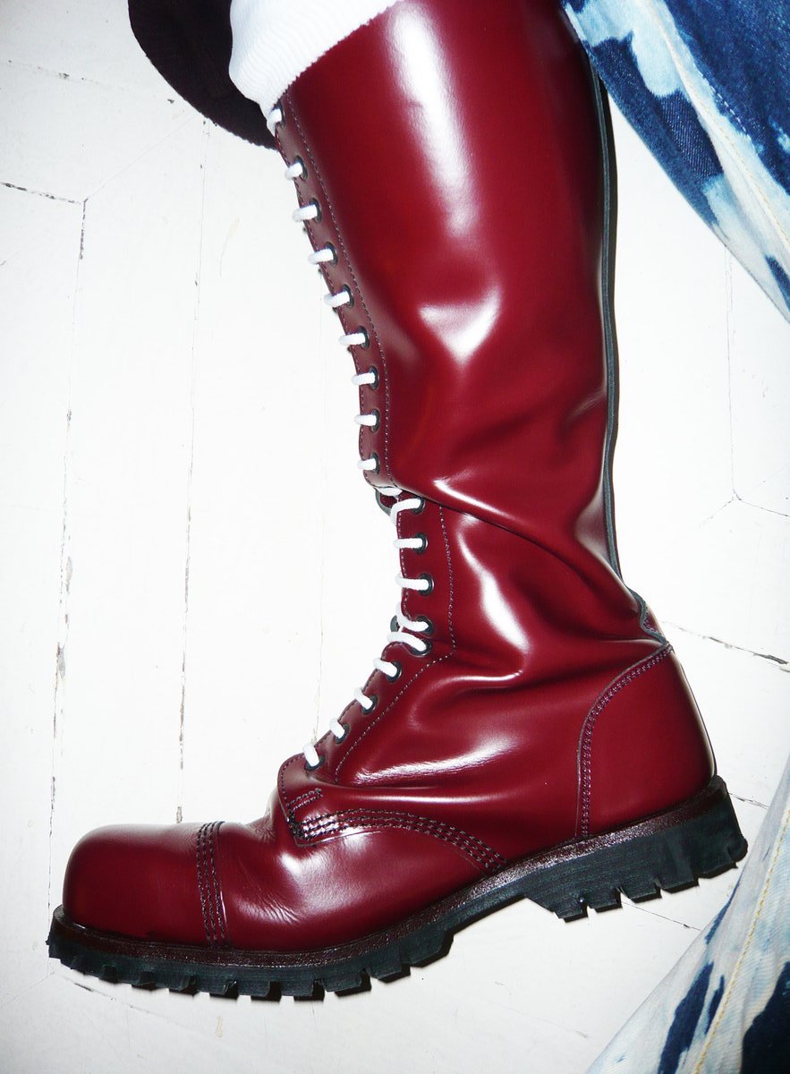 rubberdocs's tweet image. I'm ready to let you licking my great cherry boots