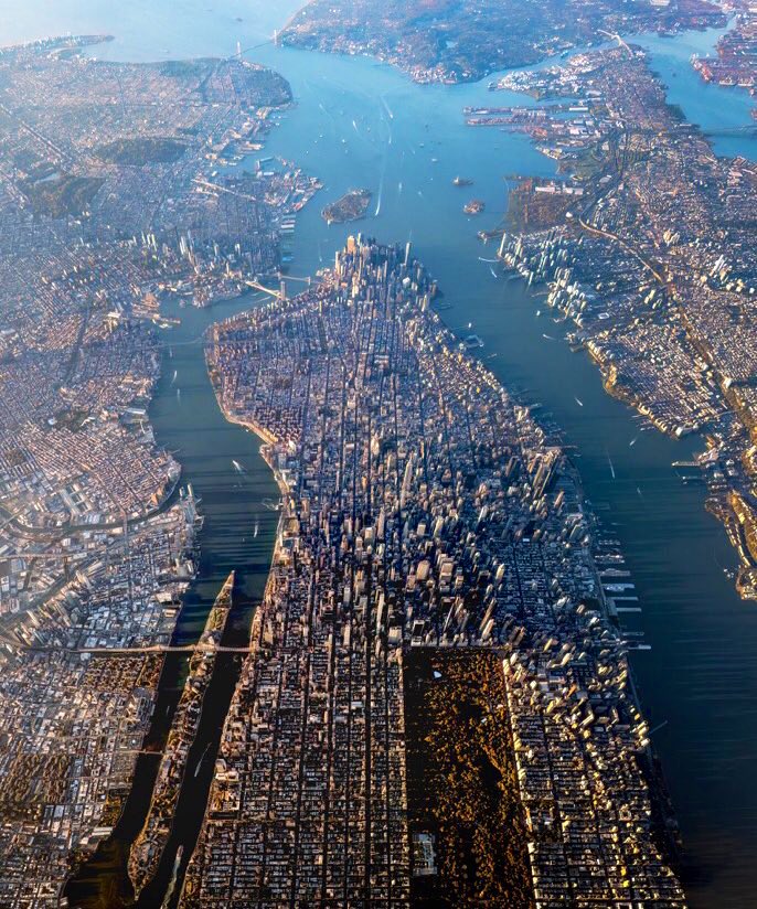 GossipRoomOff's tweet photo. 🚨 L’image du jour : une photo inédite de New York, prise à 5km d’altitude en hélicoptère, portes ouvertes et pilote avec masque à oxygène. Impressionnant ! 🚁🗽

📸: beholdingeye (IG) https://t.co/SjkGhFRGU1