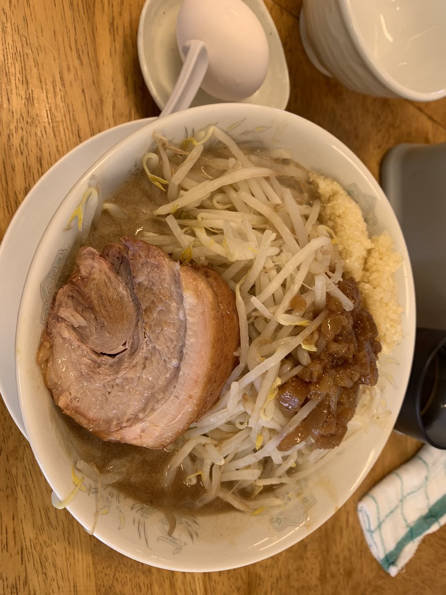 花の名にて極太麺小ニンニクマシマシアブラマシ生卵トッピング
溶き卵につけて食べるスタイルが最近のお気に入り
もはや卵ひとつでは足りないレベル