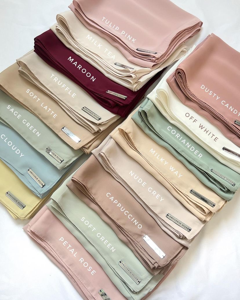 rambang mata weh tengok warna warna cantik for Dinda chiffon satin✨

siapa nak awning tudung behave je di pagi raya, kena pakai Dinda shawl okay!! 🤍

— now on sale for only rm25 each!