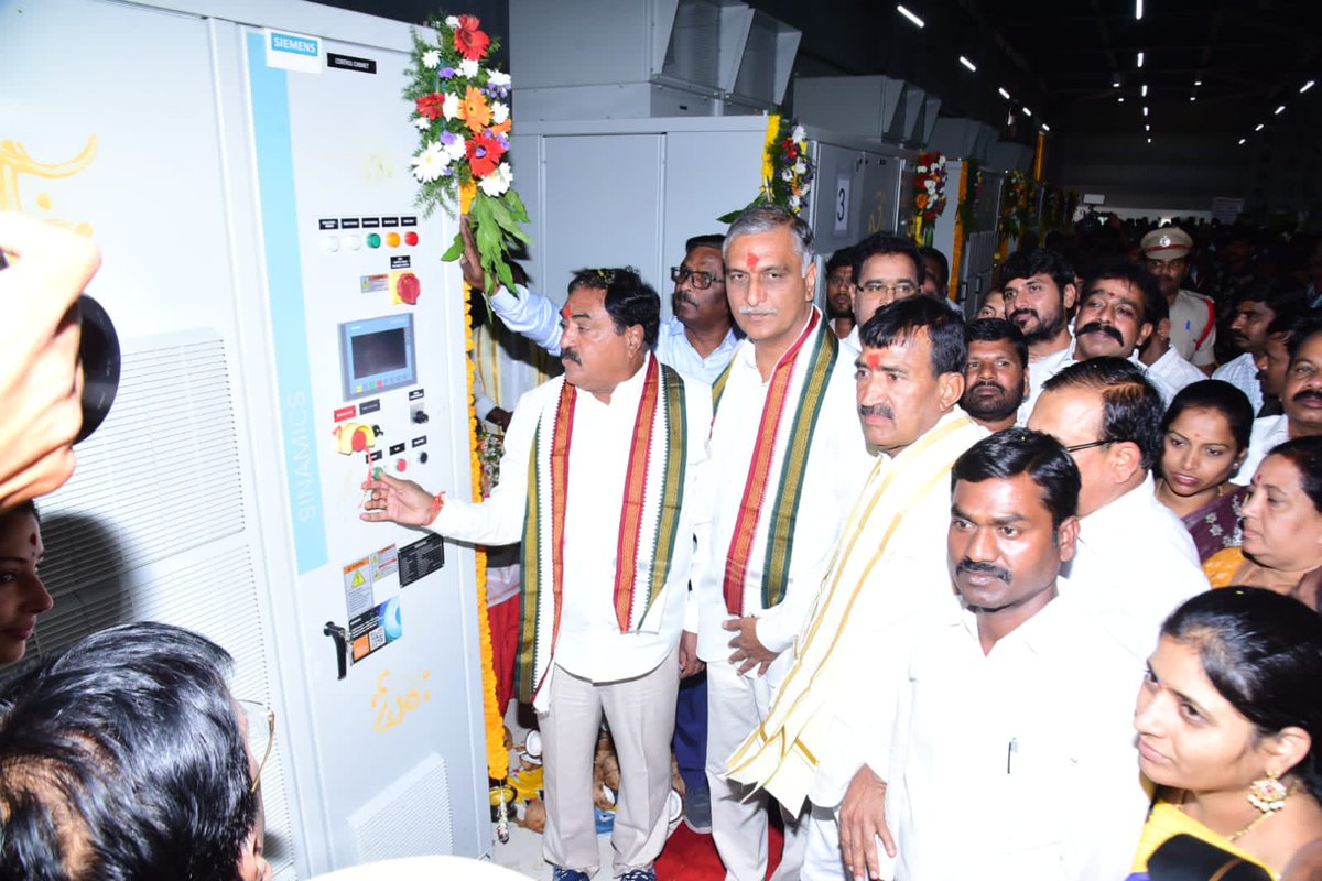 EDRBRS's tweet photo. సిద్దిపేట, జనగామ, యాదాద్రి భువనగిరి, సూర్యాపేట  జిల్లాలకు తాగునీరు అందించే ట్రయల్ రన్ ను సిద్దిపేట జిల్లా మంగోల్ లో నిర్మించిన వాటర్ ట్రీట్మెంట్ ప్లాంట్ ను సహచర మంత్రి @BRSHarish, సీఎం సెక్రటరీ @SmitaSabharwal, జిల్లా కలెక్టర్, ఇంజినీరింగ్ అధికారులతో కలిసి పరిశీలించడం జరిగింది. https://t.co/HaiEPFSt6l