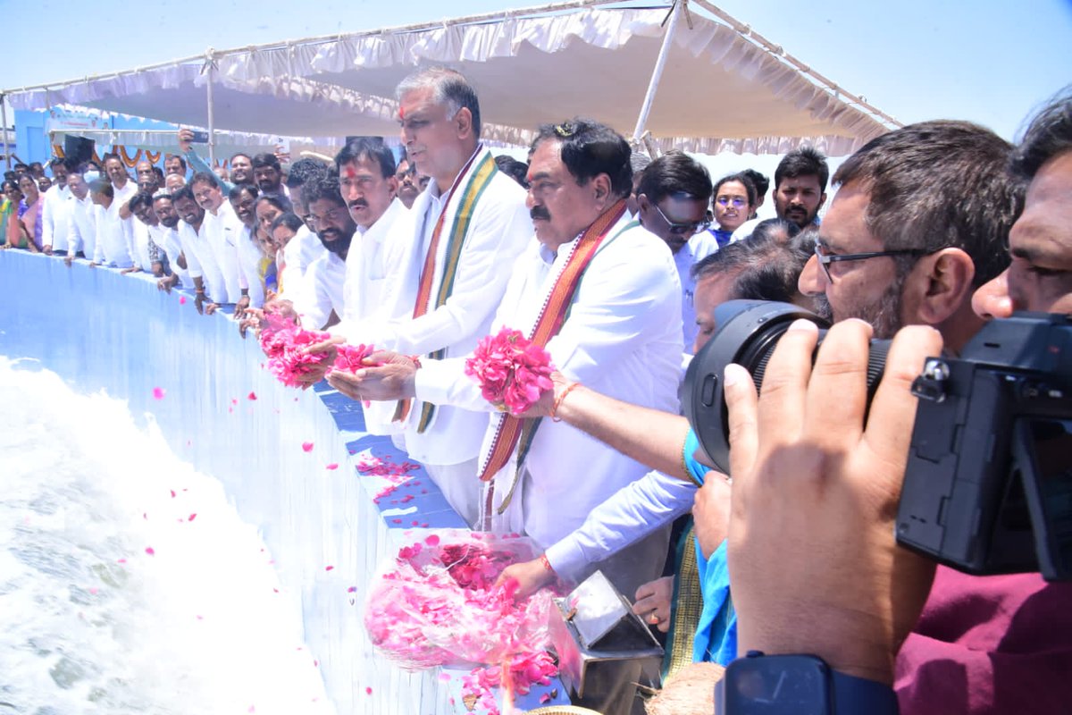 EDRBRS's tweet photo. సిద్దిపేట, జనగామ, యాదాద్రి భువనగిరి, సూర్యాపేట  జిల్లాలకు తాగునీరు అందించే ట్రయల్ రన్ ను సిద్దిపేట జిల్లా మంగోల్ లో నిర్మించిన వాటర్ ట్రీట్మెంట్ ప్లాంట్ ను సహచర మంత్రి @BRSHarish, సీఎం సెక్రటరీ @SmitaSabharwal, జిల్లా కలెక్టర్, ఇంజినీరింగ్ అధికారులతో కలిసి పరిశీలించడం జరిగింది. https://t.co/HaiEPFSt6l