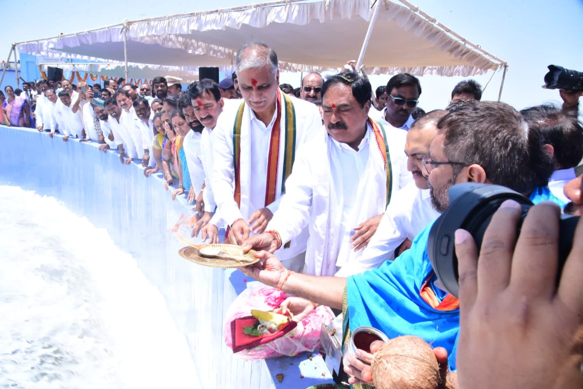 EDRBRS's tweet photo. సిద్దిపేట, జనగామ, యాదాద్రి భువనగిరి, సూర్యాపేట  జిల్లాలకు తాగునీరు అందించే ట్రయల్ రన్ ను సిద్దిపేట జిల్లా మంగోల్ లో నిర్మించిన వాటర్ ట్రీట్మెంట్ ప్లాంట్ ను సహచర మంత్రి @BRSHarish, సీఎం సెక్రటరీ @SmitaSabharwal, జిల్లా కలెక్టర్, ఇంజినీరింగ్ అధికారులతో కలిసి పరిశీలించడం జరిగింది. https://t.co/HaiEPFSt6l