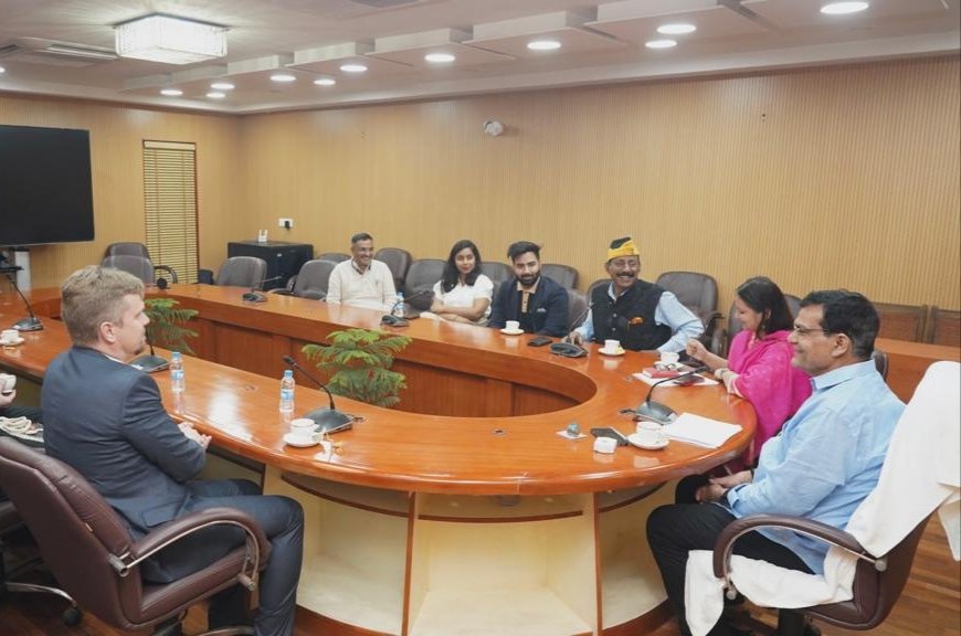 AvsNocart's tweet photo. Our experts from AVS Nocart recently flew to India from Finland to meet with local team members and important officials, including A K Sharma, Minister of Energy of Uttar Pradesh; Neha Sharma, Director of Local Bodies in Uttar Pradesh; and Anupam Shukla, Director of UP NEDA. 
1/n https://t.co/bqGqC08E4z