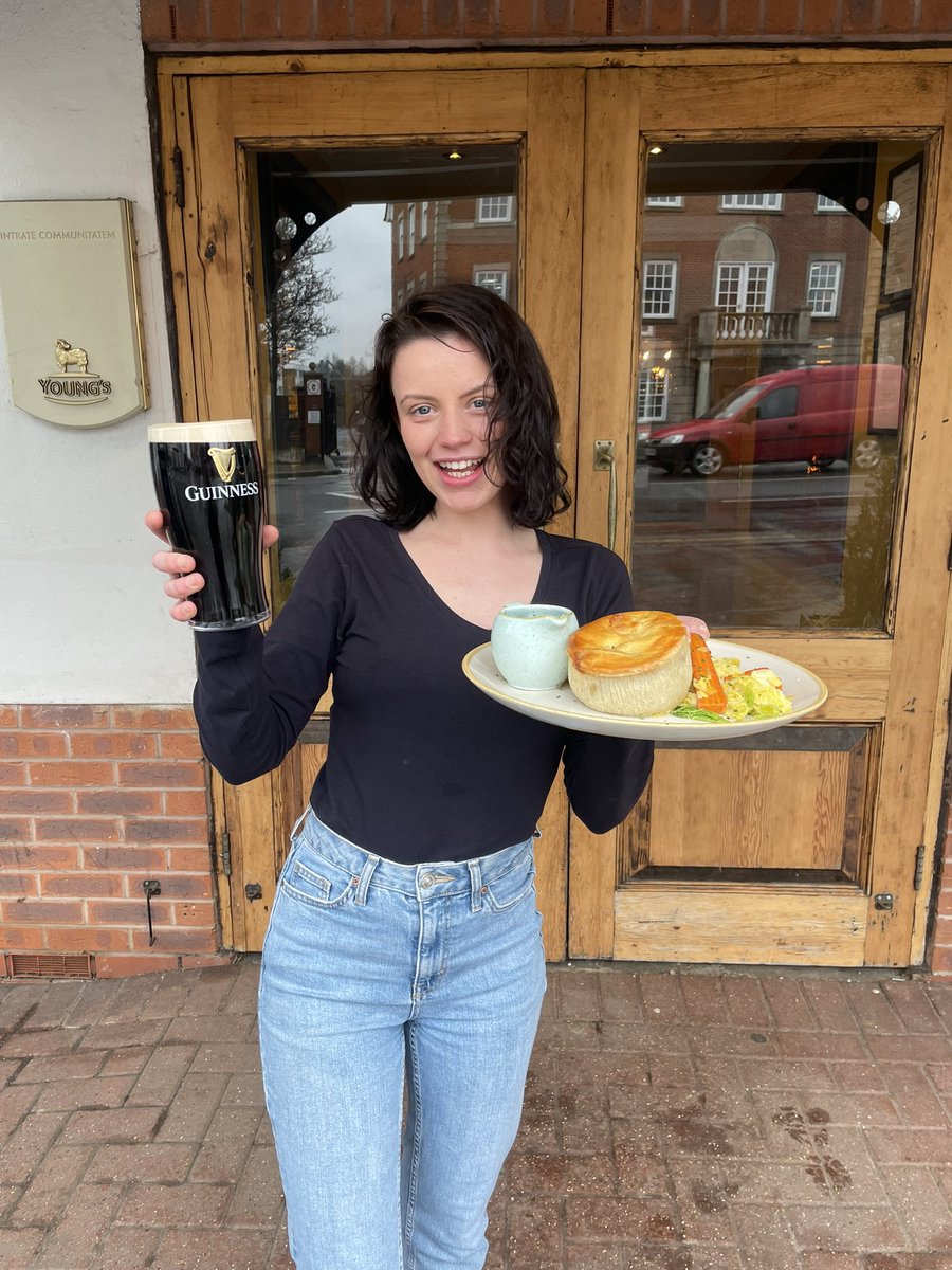 Bridgechertsey's tweet photo. Don’t let this cold weather get you down this bank holiday, come and warm yourself up with our pie and mash🤤🥳

@youngspubs 

#youngschef #youngspubs https://t.co/DQ5v3COCol