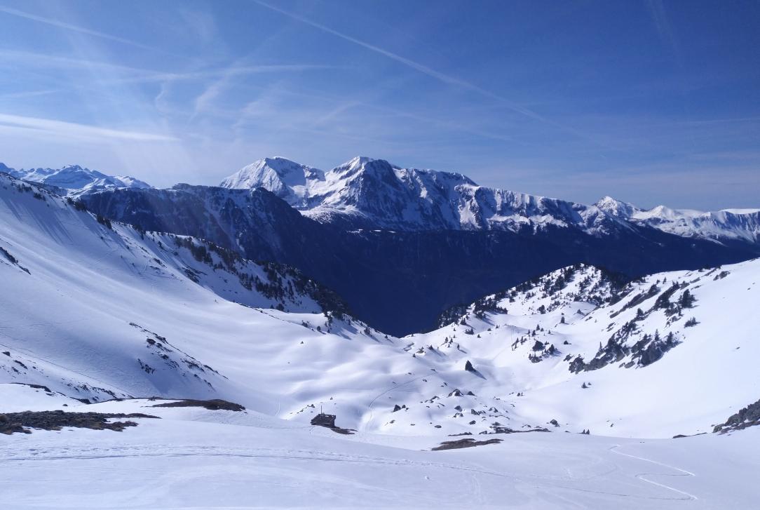 ChaletLaunael's tweet photo. Les conditions sur Chamrousse en ce lundi de Pâques sont parfaites pour le ski de randonnée 🎿 ☀️ #Chamrousse #ski #LacAchard #Cols #Belkedonne #skiderando #neige #montagne https://t.co/6BevnwomqD