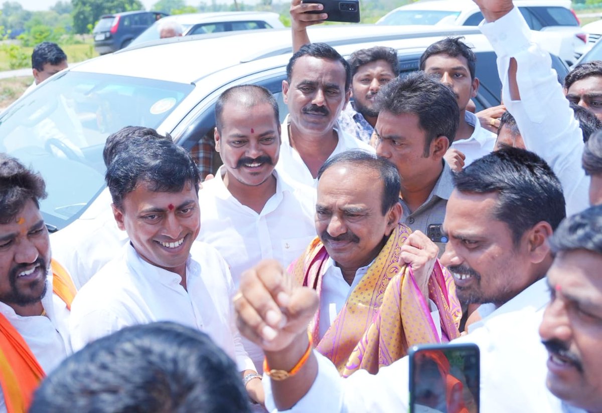 RakeshReddyBRS's tweet photo. నీ మాటలతో కోటలు కట్టినంత ఈజీ కాదు ధర్మవంతుల పైన అధర్మ నిందలు వేయడం.

 విచారణ కోసం వరంగల్ DCP కార్యాలయానికి విచ్చేసిన బీజేపీ హుజురాబాద్ శాసనసభ్యులు @Eatala_Rajender  గారికి ఘన స్వాగతం పలికి శాలువతో సత్కరించడం జరిగింది.

#EatalaRajender 
#TelangnastandwithEatalarajender https://t.co/syS6wKM1dX