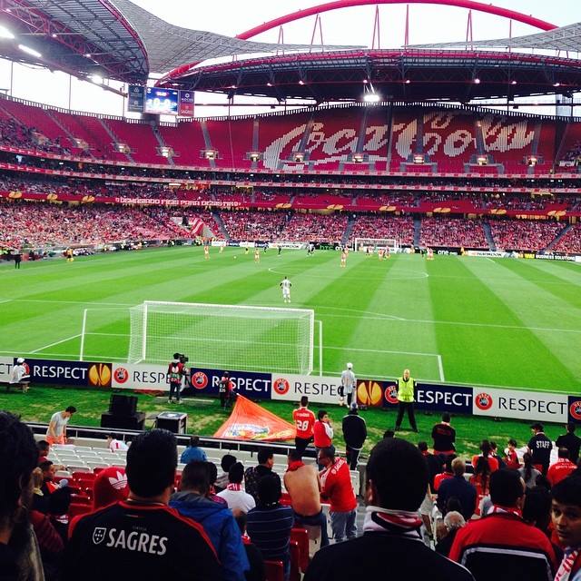 Fever_PitchFC's tweet image. #redpass
10 de abril mas de 2014.
Benfica na Luz para a 2ª mão dos 1/4 de final da Liga Europa contra o Az de Dick Advocaat. Um jogo que dava acesso a uma meia final europeia.
A Luz estava assim.