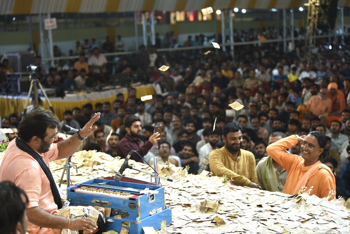 KirtidanGadhvi's tweet photo. Lok Dayro at Toraniya 
#dayro #lokdayro #santvani #toraniya #kirtidangadhvi #kirtidangadhviofficial https://t.co/dc0ImMp3YR