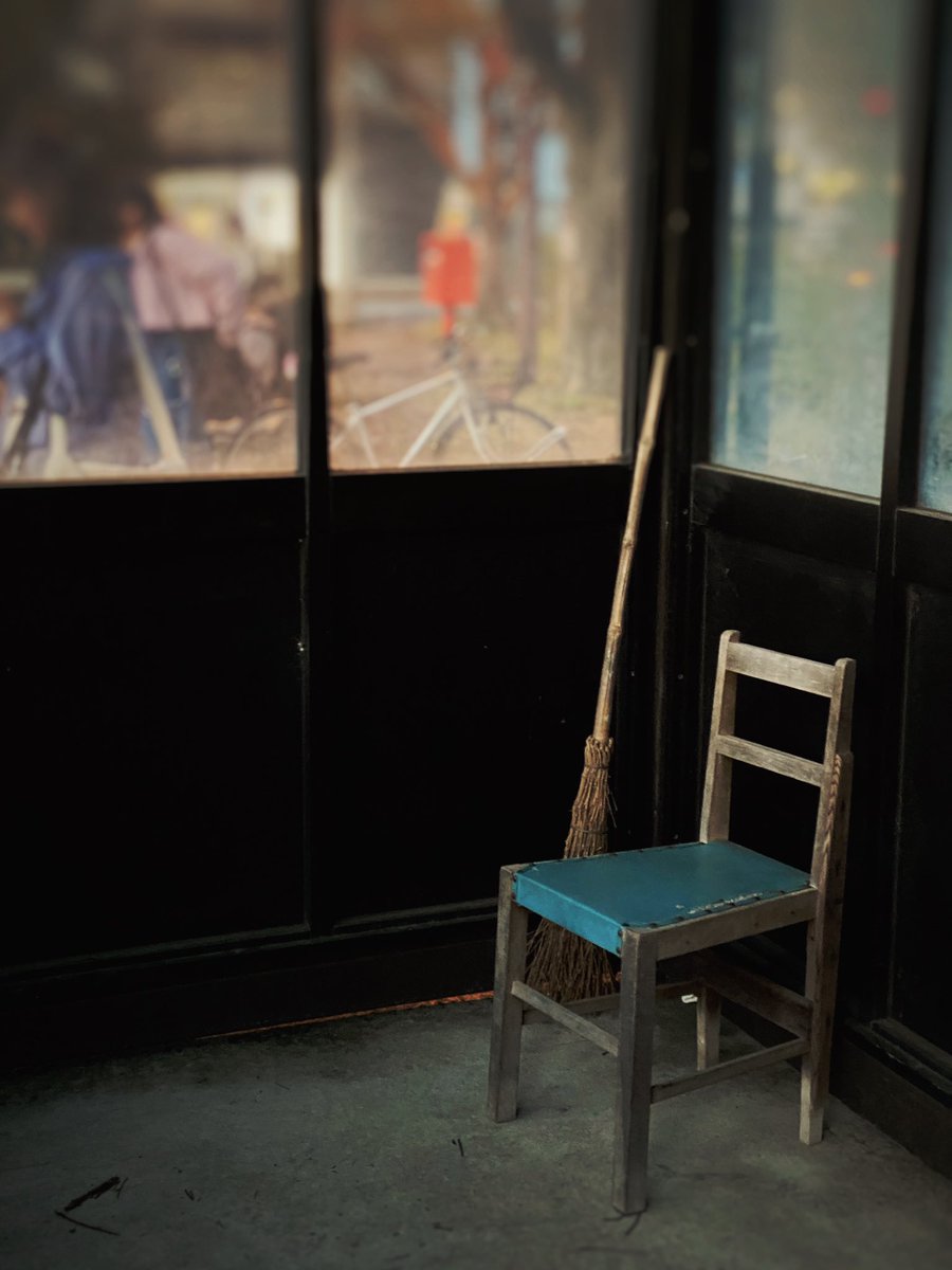 さて、帰京します。
相変わらずの長岡造形大学前のバス停、だれも中に入ろうとしない。この椅子と箒は去年も一昨年もこのまま、映画のセットのように佇んでいるのだ、

iPhonegraphy