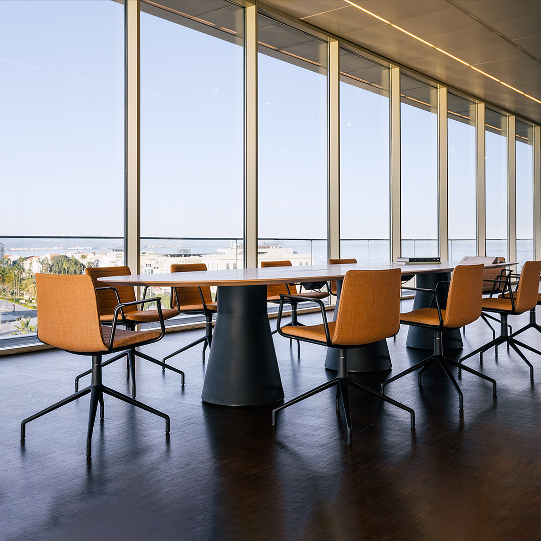 AndreuWorld's tweet image. Who wouldn't want to work at a place with expansive views? 🌄🏞️🌅 
🪑 Flex Chair and Reverse Conference Table.
#workperks #goodviews #jobgoals #meetingroom #piergiorgiocazzaniga#work #workspace #interiordesign andreuworld.com/en/products/se…