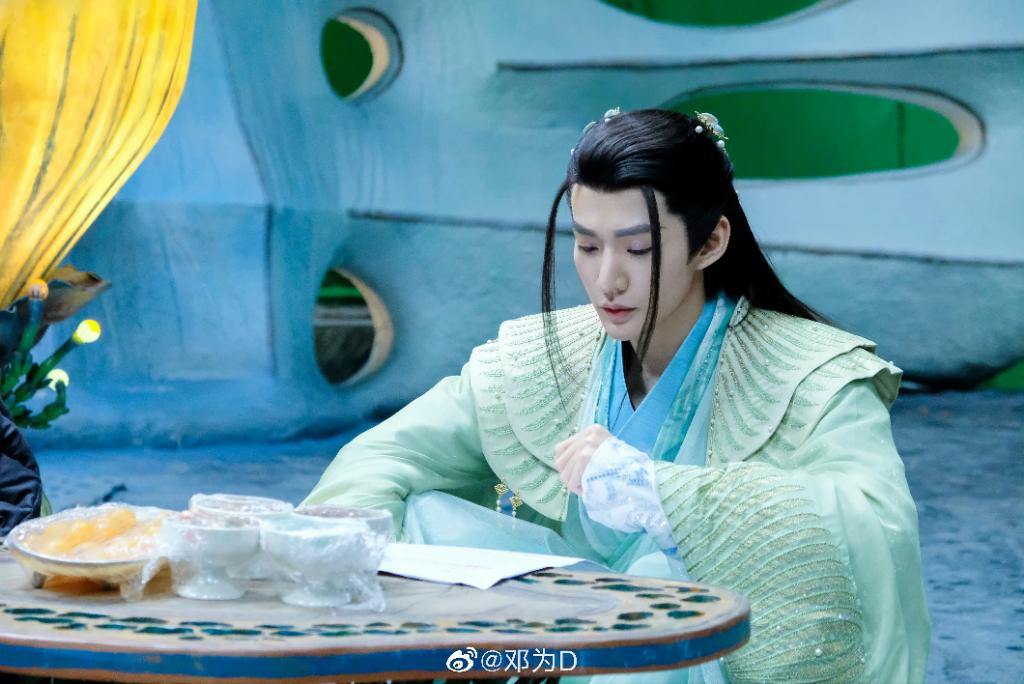 DENGWEI_D's tweet photo. 📅 230410
邓为D Weibo Update 
등위 웨이보 업데이트 
🔗 https://t.co/iCdszztfVx

그래서 메이크업 선생님과 상의해서
상우의 아이섀도우를 반짝이는 디자인으로 했어요。#장월신명

#등위 #邓为 #DengWei #เติ้งเหวย https://t.co/8LqR3X42dx