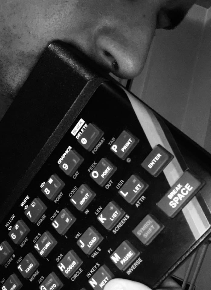 Más de 6 años sin mi padre. Un día me dijo que fuera a mi habitación a ordenar algo. Me extrañó verle corretear a mis espaldas. No había nada desordenado, salvo una cosa. Un Spectrum. Hoy no me acuerdo del ordenador, sino de su sonrisa aquel día. Un padre viendo feliz a su hijo.