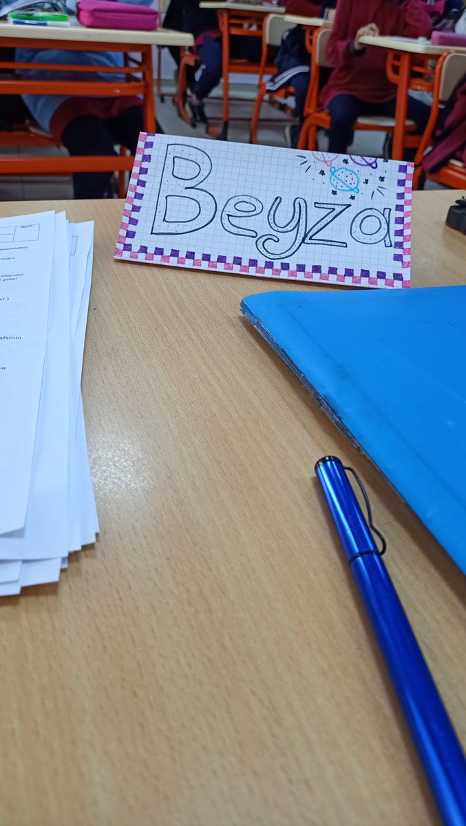 Makam masası gibi öğretmen masasına isimlik yapmışlar😅 Çok tatlı değiller mi🥹🥹