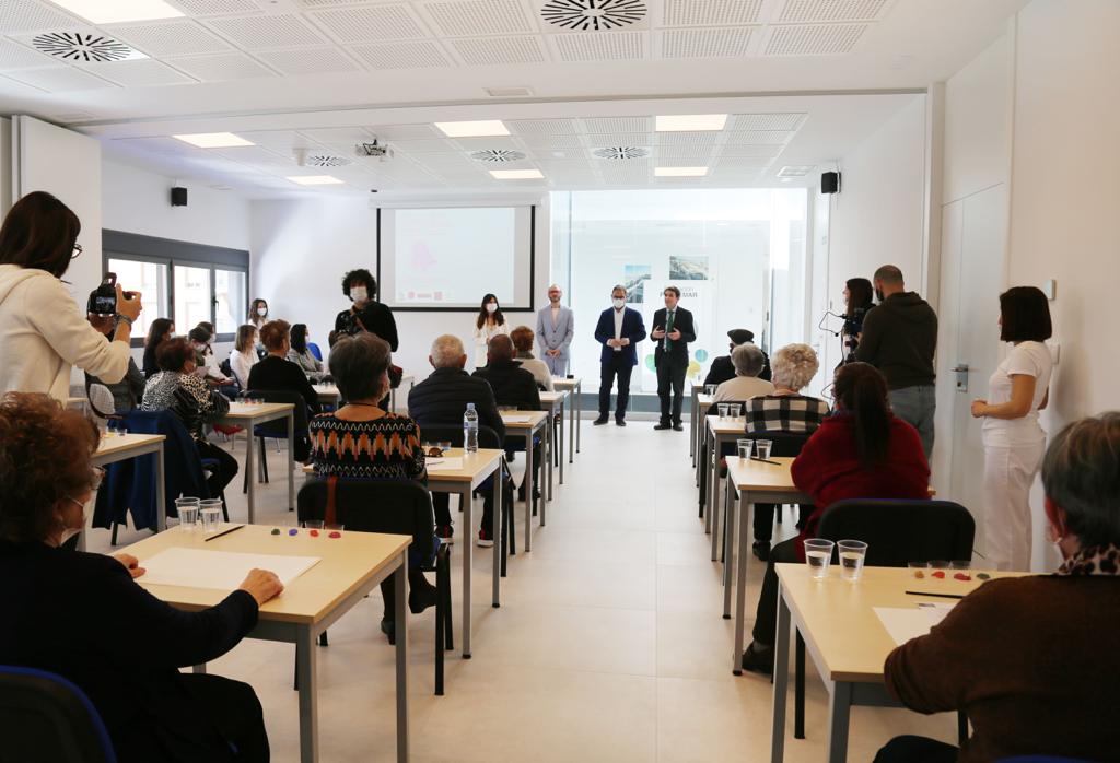 FPoncemar's tweet photo. El cerebro desde el arte. Más de 100 personas mayores dependientes de @FPoncemar #ResidenciaDomingoSastre  #ResidenciaSanDiego @c_residencial #AlzheimerLorca #AsociacionParkinson Taller Intervención Artística Contemporánea FROM BUBBLE de Daniel Bagnon con la Investigación de @UMU https://t.co/nsxVx45HS3