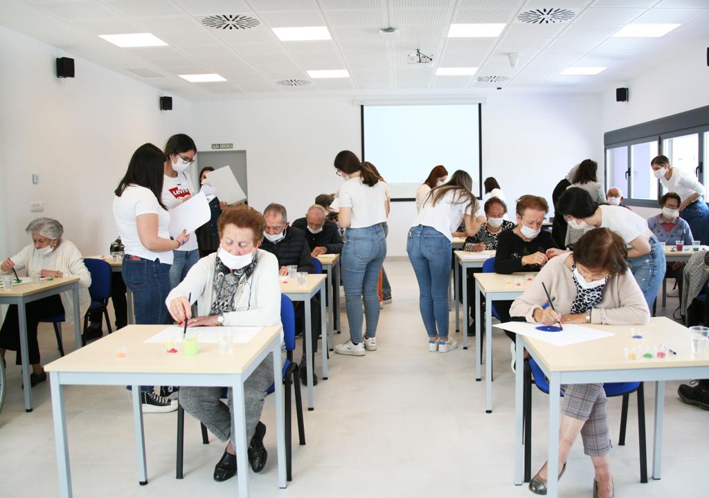 FPoncemar's tweet photo. El cerebro desde el arte. Más de 100 personas mayores dependientes de @FPoncemar #ResidenciaDomingoSastre  #ResidenciaSanDiego @c_residencial #AlzheimerLorca #AsociacionParkinson Taller Intervención Artística Contemporánea FROM BUBBLE de Daniel Bagnon con la Investigación de @UMU https://t.co/nsxVx45HS3