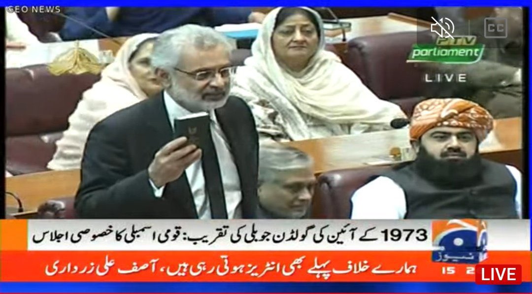 intazarpanjutha's tweet image. اس تصویر نے جہاں کئی محب وطنوں کو بہت زیادہ تکلیف پہنچائی ہے وہاں ایک پہلو یہ ہے کہ آج قاضی فائز عیسیٰ نے اپنی ہمدردیاں پی ڈی ایم کے ساتھ اور تحریک انصاف کے خلاف ظاہر کردی ہیں اب سپریم کورٹ کوڈ آف کنڈکٹ کے مطابق نہ تو کبھی وہ ان تیرہ جماعتوں کا کوئی کیس سن سکتے ہیں اور نہ تحریک…