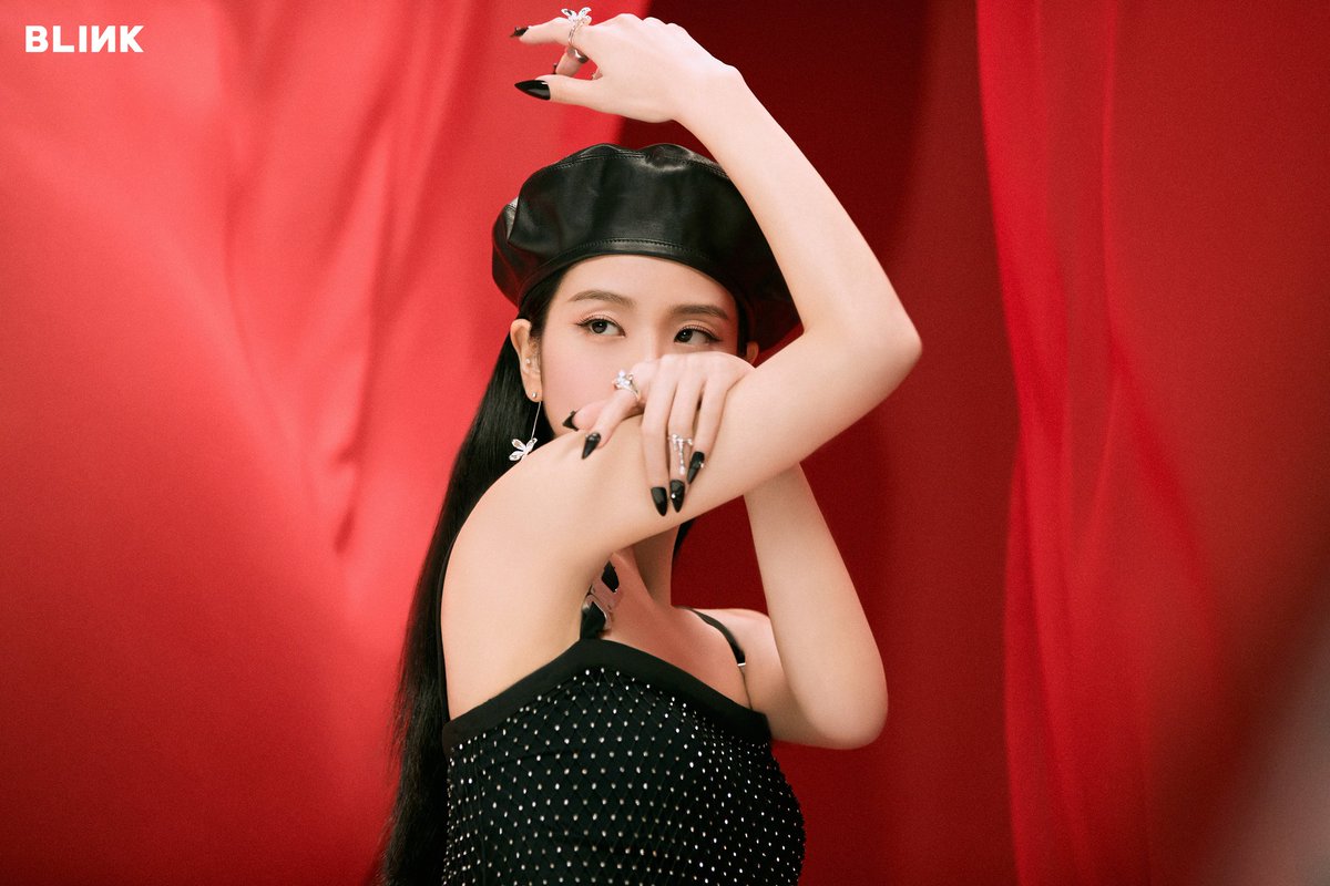 BBU_BLACKPINK's tweet photo. #JISOO FIRST SINGLE ALBUM [ME] JACKET BEHIND PHOTO #1 🌹

#BLACKPINK #블랙핑크 @BLACKPINK https://t.co/xXdCJlYhKq