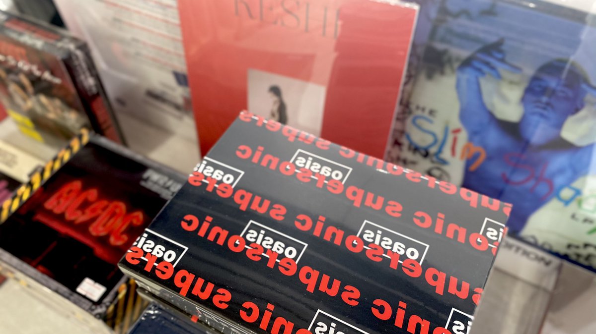 CD COSMOS ร้านขายไวนิลไม่ได้ขายซีดีนะ 🎧 ดิสเพลย์แผ่นแบบไปจนสุดเพดาน! ฟีลเหมือนร้านแผ่นตปทดี ส่วนใหญ่ร้านเป็นแผ่นsealed มีแนวป๊อปๆแมสๆไปถึงร็อคเมทัล (เดินทางสะดวกอยู่นะติดรฟฟรัชโยธิน)