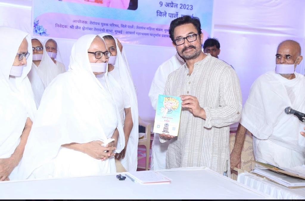 SAMTHEBESTEST_'s tweet photo. Aamir Khan pays heartfelt tribute to the legendary Jain Saint scientist, Professor Dr Mahendra Kumar ji #AamirKhan #MahendraKumar https://t.co/sROdfZeSCL
