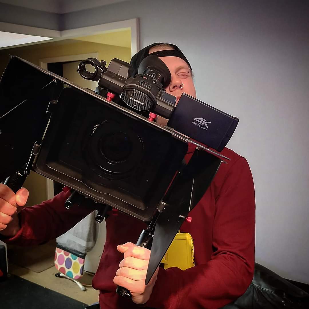 Ready to shoot! 
#camera #sony #4k #camerarig #cameramount #matbox #actor #filmmaking #filmmaker #eyepiece #lense #wildtex #shouldermount #filming🎬 #filmlocation