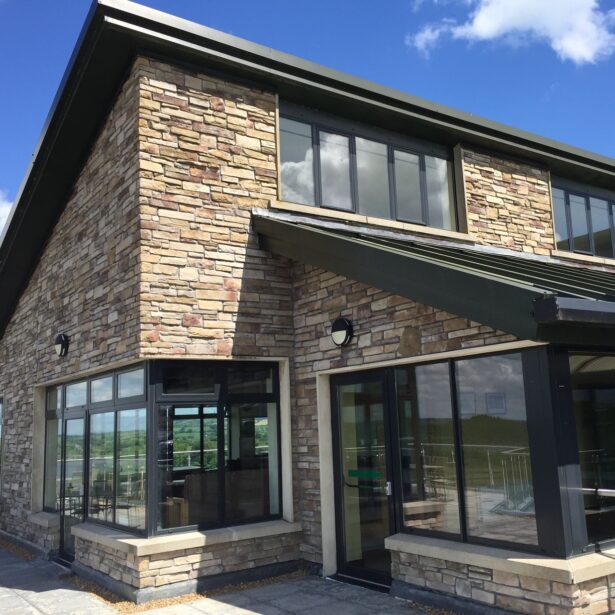 rugby_rep's tweet image. A look back at this project with Concra Wood Golf club 😍 Stunning external cladding 4 an elevated, natural look 🙌 &amp;gt; fernhillstone.com! &amp;amp; @ rugbyrep.com !

#icfconstruction #lightweightcills #stonecladding #stone #ad #stonecladdingireland
#fernhillstone